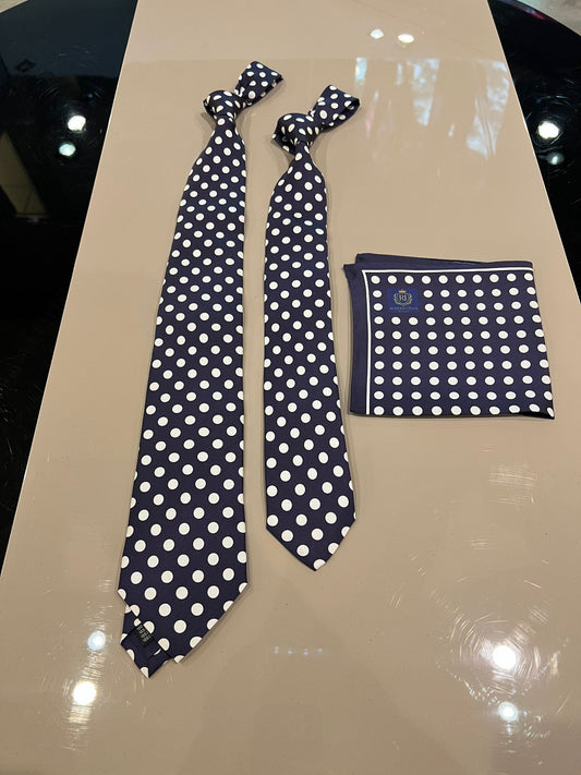 Seidenkrawatte Marineblau mit weißen Punkten (mit Einstecktuch)