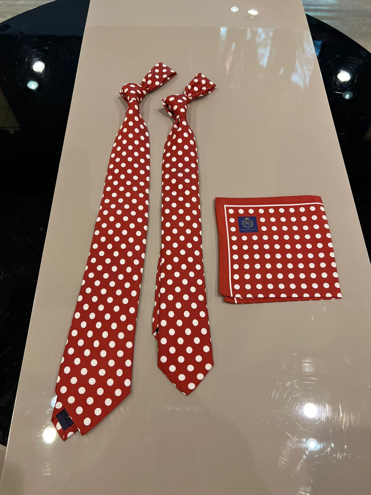 Seidenkrawatte Rot mit weißen Punkten (mit Einstecktuch)